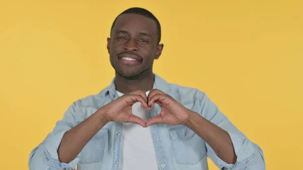 Genç Afrikalı Adam Kalp İşareti El, Sarı Arkaplan — Stok fotoğraf