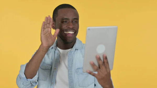 Video Chat en Tablet de Young African Man, Fondo Amarillo —  Fotos de Stock