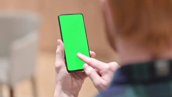 Redhead Man Utilizzando Smartphone con schermo cromato verde — Foto Stock