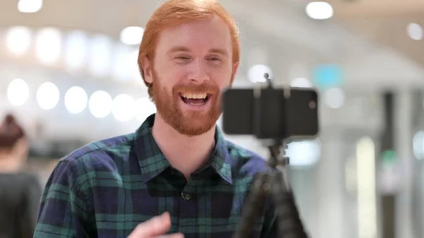 Redhead Blogger faire de la vidéo sur Smartphone, Bloguer — Photo