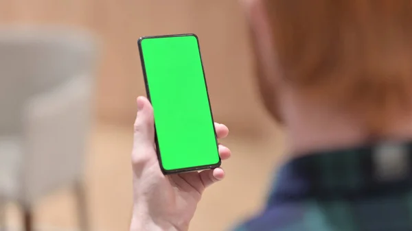 Uomo che utilizza Smartphone con schermo cromato verde — Foto Stock