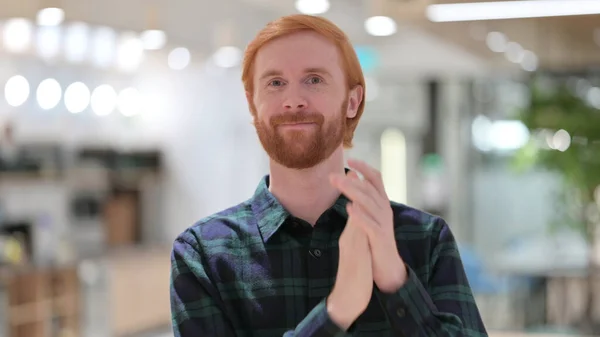 Portrait of Redhead Man Applauding, Clapping — Stock Photo, Image