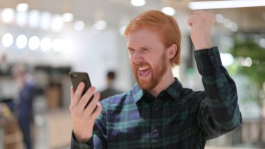 Smartphone 'da Başarı Kutlaması Yapan Kızıl Saçlı Adam Portresi 