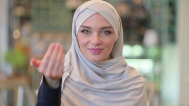 Gösteriş ve Davet Eden Genç Arap Kadın Portresi