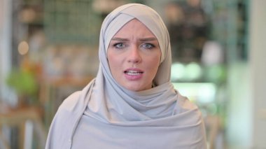 Kızgın Genç Arap İş Adamı 'nın Portresi Kavga ediyor, Tartışıyor 