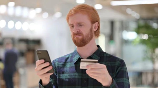 Redhead Manによるスマートフォンでのオンライン決済の失敗の肖像 — ストック写真