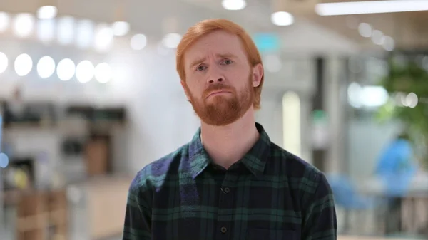 Porträtt av Upprörd Redhead Man Feeing Sad vid kameran — Stockfoto