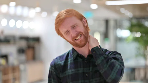 Porträtt av stressad rödhårig man med nacksmärta — Stockfoto