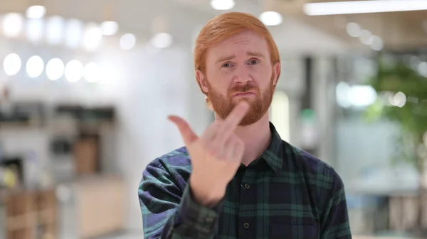 Portret wściekłego rudego mężczyzny pokazuje środkowy palec — Zdjęcie stockowe
