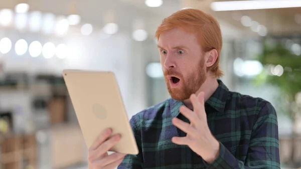 Retrato de homem ruivo com perda no tablet, falha — Fotografia de Stock