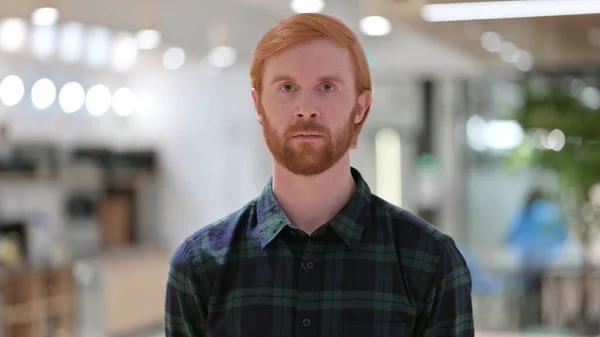 Portrait of Serious Redhead Man Looking at the Camera — Stock Photo, Image