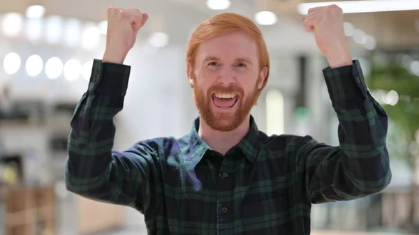 Ritratto di rosso eccitato uomo che celebra il successo, tifo — Foto Stock