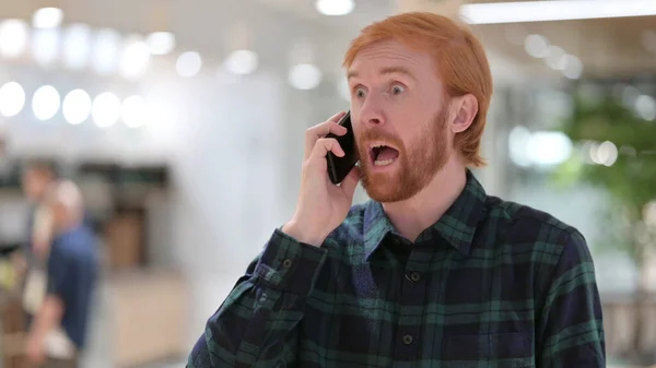 Retrato de homem ruivo irritado falando no telefone — Fotografia de Stock