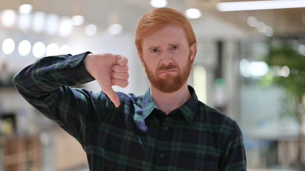 Portré vörös hajú férfi hüvelykujj lefelé gesztus — Stock Fotó