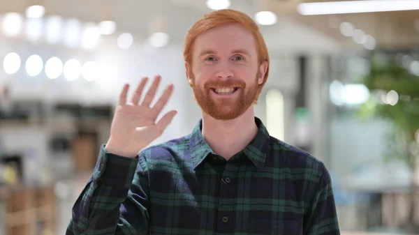 Retrato de bienvenida al hombre pelirrojo saludando a la cámara — Foto de Stock