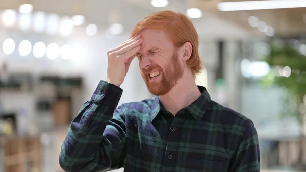 Portrait de jeune rousse homme ayant mal à la tête — Photo