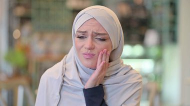Hasta Genç Arap Kadın 'ın Diş Ağrısı, Cavity