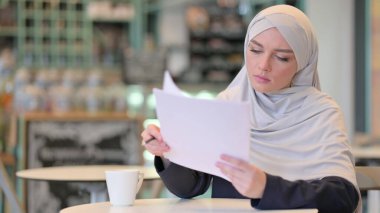 Çalışkan Genç Arap Kadın Belgeleri Okuyor 