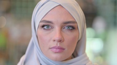 Başörtülü Ciddi Genç Arap Kadının Yüzü Kameraya Bakıyor 