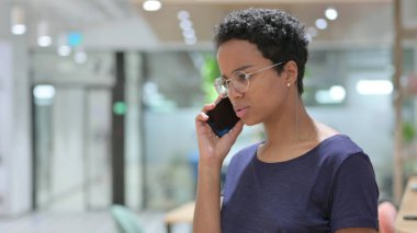Telefonda Konuşan Kızgın Genç Afrikalı Kadın Portresi 