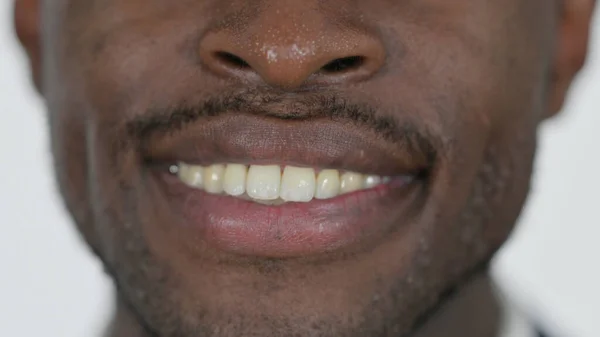 Primo piano di labbra sorridenti di giovane uomo africano — Foto Stock