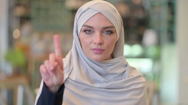 Портрет молодої арабської жінки, що показує знак без пальця — стокове фото