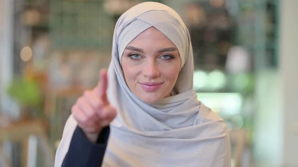 Porträt einer jungen Araberin, die mit dem Finger zeigt — Stockfoto