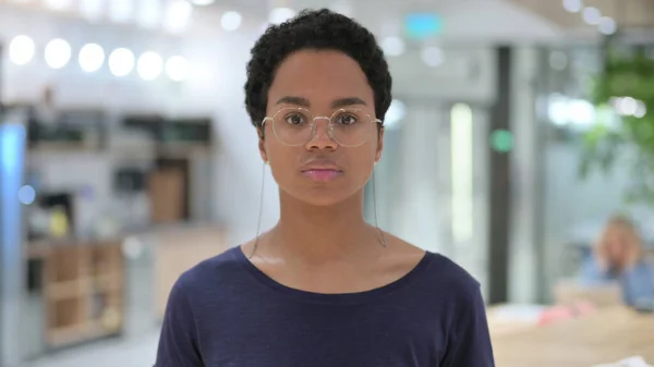 Porträt einer jungen Afrikanerin, die in die Kamera blickt — Stockfoto