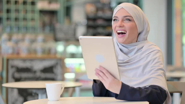 Молода успішна арабська жінка з табличкою святкує — стокове фото