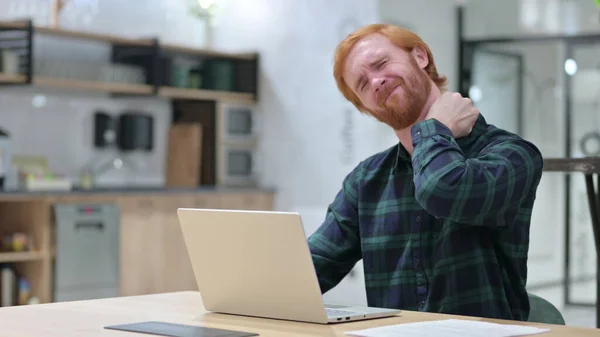 Homme rousse avec douleur au cou en utilisant un ordinateur portable dans Cafe — Photo