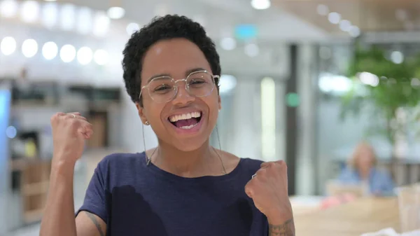 Retrato da jovem mulher africana comemorando o sucesso, ganhando — Fotografia de Stock