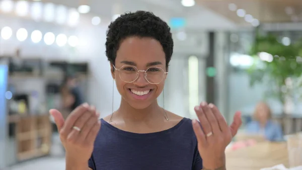 Retrato de Jovem Africano Mulher Convidando à Mão Gesto — Fotografia de Stock