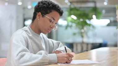 Genç Afrikalı Kadın Kağıda Yazıyor 