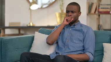 Hasta genç Afrikalı Öksürüyor Kanepede 