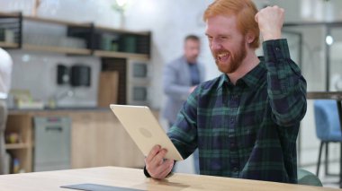 Kazanan, Kızıl Saçlı Adam Tablette Başarı Kutlaması 