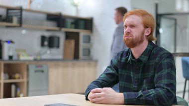 Endişeli Kızıl Adam Oturuyor ve Düşünüyor, Endişeli 