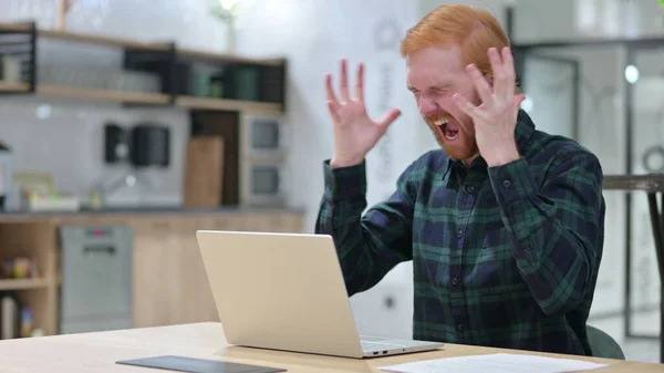 Ruiva homem com laptop gritando, gritando — Fotografia de Stock