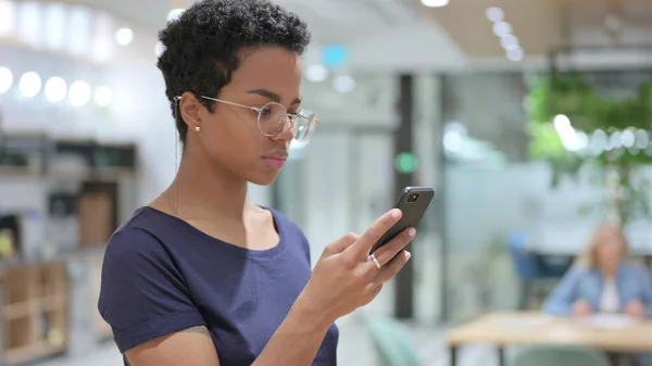 Ritratto di Giovane Donna Africana con Smartphone — Foto Stock