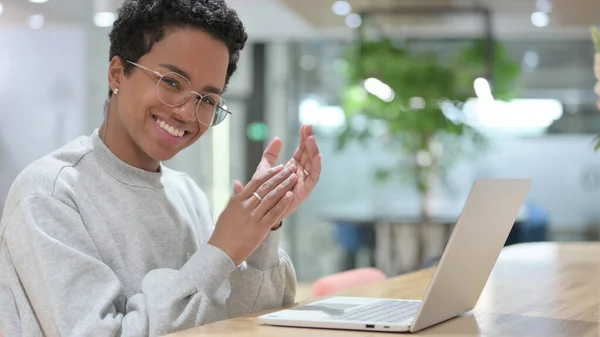 Ung afrikansk kvinna med laptop klappa, applådera — Stockfoto