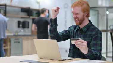 Laptop 'ta Kızıl Adam tarafından başarılı bir çevrimiçi ödeme 