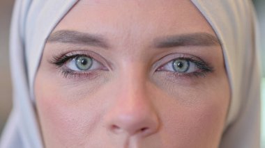 Başörtülü Genç Arap Kadın 'ın Gözleri