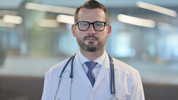 Portrét mladého mužského lékaře při pohledu na kameru — Stock fotografie