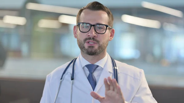 Retrato de videollamada en línea por Young Male Doctor — Foto de Stock