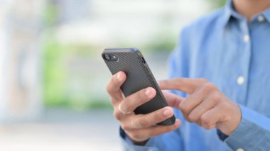 Akıllı telefon kullanan Afrikalı Kadının Elleri Kapalı 