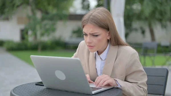 Businesswoman pocit hněvu pracuje na notebooku v venkovní kavárně — Stock fotografie