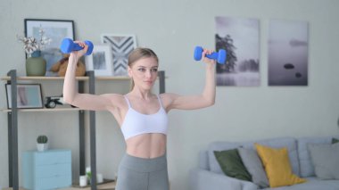 Evde Dambıllarla Çalışan Kadın 