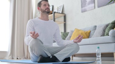 Yetişkin Adam Evde Yoga Yapıyor 'a yaklaş.