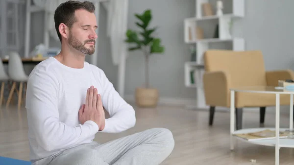 Man mediteren op Yoga Mat thuis — Stockfoto