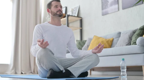 Primer plano del hombre adulto maduro haciendo yoga en casa —  Fotos de Stock