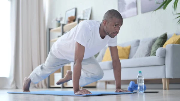 Hombre Africano haciendo Ejercicio en Estera de Yoga en Casa —  Fotos de Stock